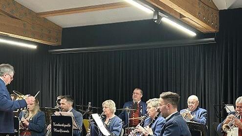 Die Trachtenkapelle Musikfreunde Weiperz musizierte im Kurstift in Bad Br&uuml;ckenau.