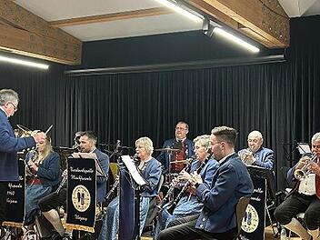 Die Trachtenkapelle Musikfreunde Weiperz musizierte im Kurstift in Bad Brückenau.