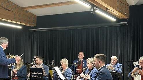 Die Trachtenkapelle Musikfreunde Weiperz musizierte im Kurstift in Bad Brückenau.