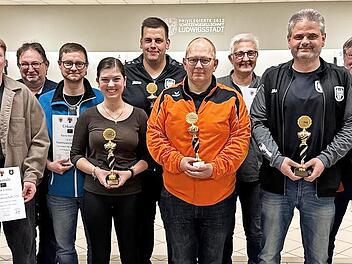 Erstplatzierte ihrer Klassen und die Stadtmeister (mit Pokal von links): Charlotte Klug, Sebastian Dietz, Uwe Feuerpfeil und Heiko Lipfert.