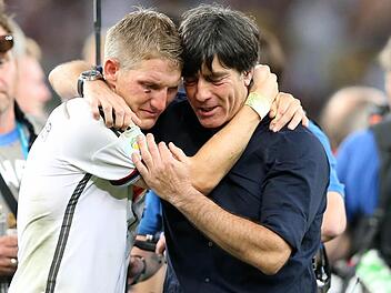 Jogi Löw umarmt Sebastian Schweinsteiger - bei der Fußball-WM in Brasilien hat der Bundestrainer den Stil der neuen Freundlichkeit geprägt. Foto: dpa