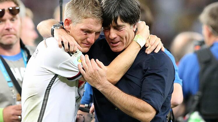 Jogi Löw umarmt Sebastian Schweinsteiger - bei der Fußball-WM in Brasilien hat der Bundestrainer den Stil der neuen Freundlichkeit geprägt. Foto: dpa