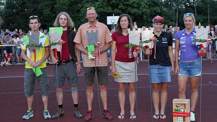 Die Sieger beim Mainathlon, von links bei den Herren Gesamtsieger Markus Unsleber, Simon van den Hövel, Gerhard Dobmeier und bei den Damen Eva Lang, Jelena Rölz und Siegerin Carolin Lehrieder