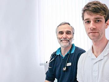 Medizinstudent Simon Ruppert (rechts) macht ein Praktikum in der Lehrpraxis von Dr. Ralph Brath. Generell haben die Bad Kissinger Hausärzte aber Nachwuchssorgen.  Foto: Borst