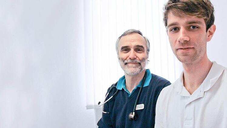Medizinstudent Simon Ruppert (rechts) macht ein Praktikum in der Lehrpraxis von Dr. Ralph Brath. Generell haben die Bad Kissinger Hausärzte aber Nachwuchssorgen.  Foto: Borst