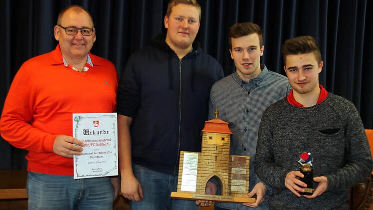 Der Siegeszug der Tischtennisspieler Adrian Guhling, Constantin Müller und Alexander Herbrand vom DJK/FC Seßlach (von rechts) endete beim Kampf um den Kreispokal erst bei den bayerischen Meisterschaften, wo sie einen achtbaren sechsten Platz belegten. Honoriert wurde diese Leistung mit dem Titel "Mannschaft des Jahres" bei den Jugendlichen. Das freute auch Trainer Oliver Knauth. Foto: Bettina Knauth