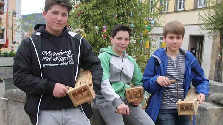 Pascal Schramm (16), Moritz Eckert (13) und Julian Heinz (12, im Bild, von links) freuen sich schon auf den Rundgang durch Stadtsteinach. Dass sie mit ihren Ratschen schon extrem früh aufstehen müssen, stört sie nicht. Foto: Sonny Adam