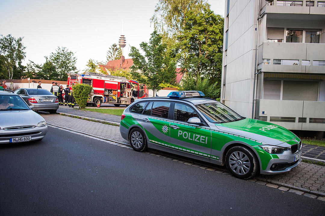 Einsatzkräfte haben in Nürnberg bei Löscharbeiten einen schrecklichen Fund gemacht: Im Schlafzimmer einer Wohnung in Neuröthenbach fanden sie eine verkohlte Leiche.
