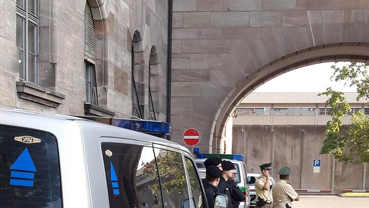 Unter strengen Sicherheitsvorkehrungen startete der Mordprozess vor dem Landgericht Nürnberg.  Foto: C. Pack