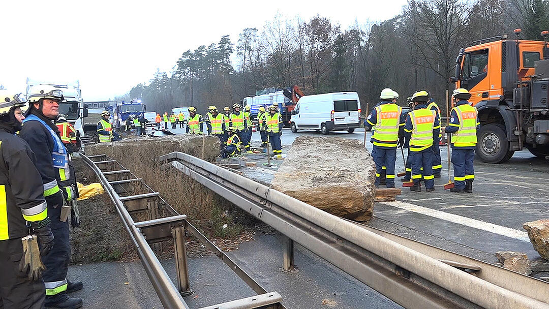 Massenunfall auf der A3 bei Nürnberg: Lkw kracht in Mittelschutzplanke - Ladung schleudert auf Gegenfahrbahn