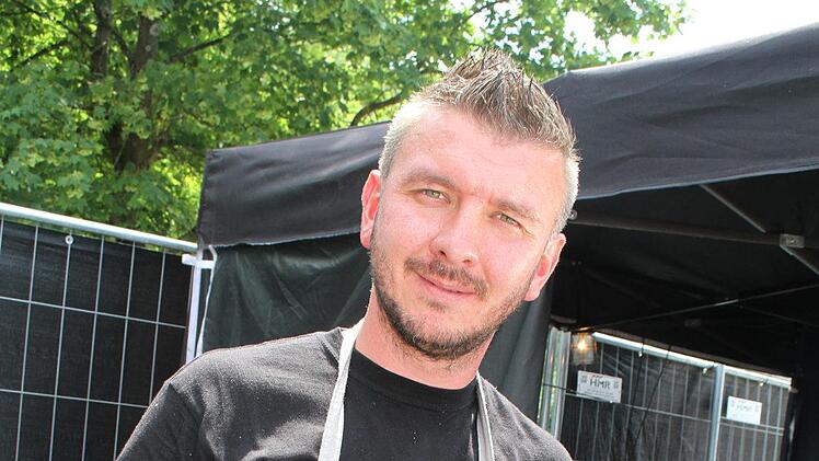 Alex Czaikowsky kam mit Schaschlikgrillen gar nicht nach: Die langen Spieße reifen 17 Stunden in Marinade, ehe sie auf den Grill kommen. Foto: Sonny Adam