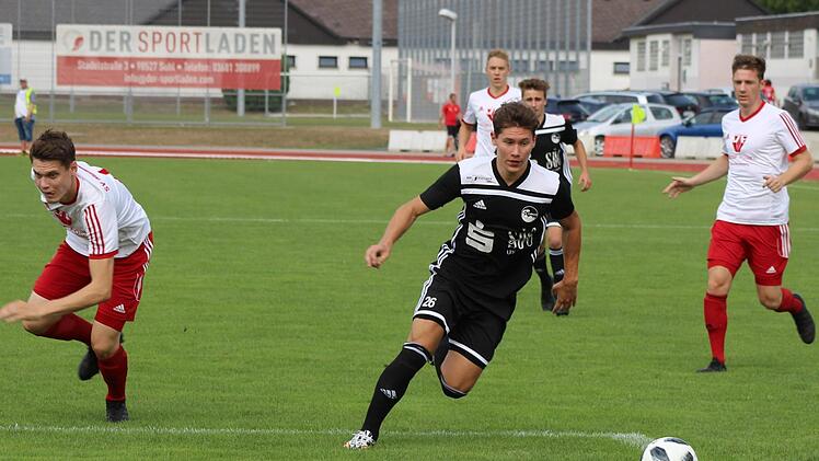 Der 18-jährige Davide Dilauro wird dem FC Coburg aufgrund einer Knieverletzung, die er sich in Baiersdorf zuzog, wohl längere Zeit nicht zur Verfügung stehen.  Foto: Hartmut Guhling