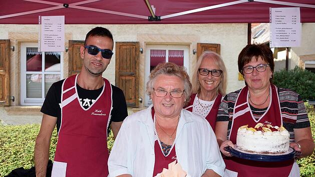 Der "Hefenklo&szlig;" (vorn im Bild) fehlt bei keinem gro&szlig;en Fest in Altenkunstadt. Beim katholischen Frauenkreis konnte man das Geb&auml;ck bewundern - und verspeisen. Fotos: Dieter Radziej