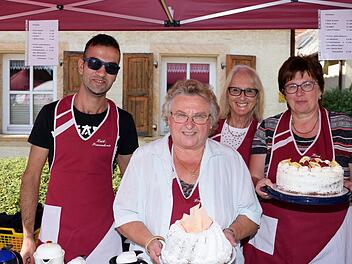 Der "Hefenklo&szlig;" (vorn im Bild) fehlt bei keinem gro&szlig;en Fest in Altenkunstadt. Beim katholischen Frauenkreis konnte man das Geb&auml;ck bewundern - und verspeisen. Fotos: Dieter Radziej
