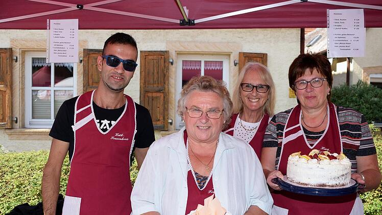 Der "Hefenklo&szlig;" (vorn im Bild) fehlt bei keinem gro&szlig;en Fest in Altenkunstadt. Beim katholischen Frauenkreis konnte man das Geb&auml;ck bewundern - und verspeisen. Fotos: Dieter Radziej