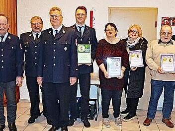 Ehrungen bei der Freiwilligen Feuerwehr Schneckenlohe mit (von links) Vorsitzendem Stefan Häfner, Kreisbrandmeister Matthias Weber, Kommandant Ulrich Werr, Patrik Türkis, Karin Heller, Manuela Roth, Burkhard Völker und Bürgermeister Knut Morgenroth
