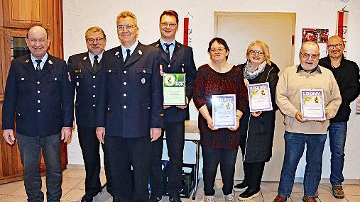 Ehrungen bei der Freiwilligen Feuerwehr Schneckenlohe mit (von links) Vorsitzendem Stefan Häfner, Kreisbrandmeister Matthias Weber, Kommandant Ulrich Werr, Patrik Türkis, Karin Heller, Manuela Roth, Burkhard Völker und Bürgermeister Knut Morgenroth