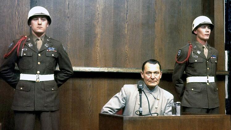 NS-Kriegsverbrecher Hermann G&ouml;ring (Mitte) w&auml;hrend des N&uuml;rnberger Kriegsverbrecher-Prozesses. Wie die meisten Angeklagten bekannte er sich als "Nicht schuldig". Am 16. Oktober 1945 entzog er sich durch Zyankali der Urteilsvollstreckung durch den Strang im N&uuml;rnberger Justizgef&auml;ngnis.