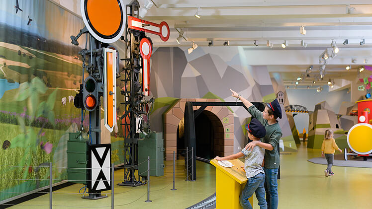 Mitmachstationen laden im Kinder-Bahnland KIBALA zum spielerischen Lernen ein.