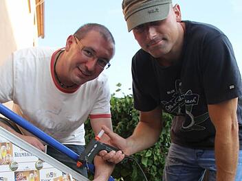 Bierfilzla und jede Menge selbst geleerter Flaschen oder zumindest die Kronkorken davon werden in dem Gefährt des Stammtisches "douze points" verarbeitet, verraten Matthias Kerner (44) und Chef-Entwickler Rainer Greibel (45). Foto: Sonja Adam