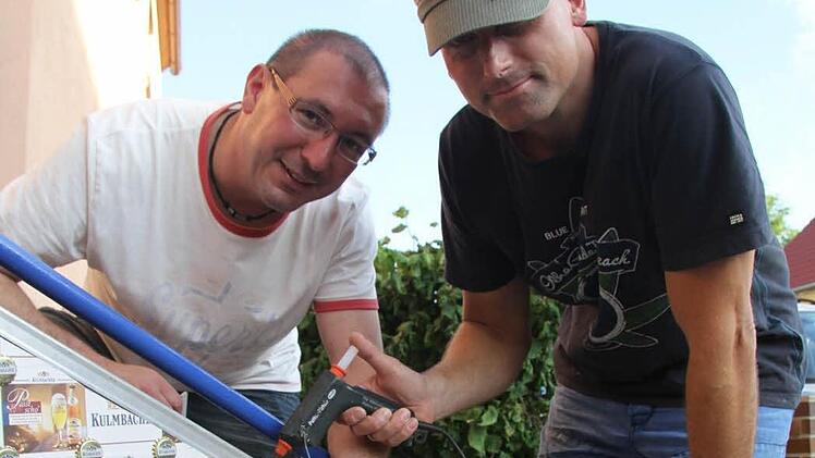 Bierfilzla und jede Menge selbst geleerter Flaschen oder zumindest die Kronkorken davon werden in dem Gefährt des Stammtisches "douze points" verarbeitet, verraten Matthias Kerner (44) und Chef-Entwickler Rainer Greibel (45). Foto: Sonja Adam