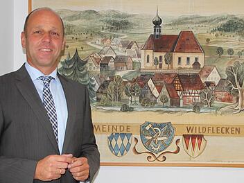 Dieses historische Bild von Wildflecken hat Bürgermeister Gerd Kleinhenz in seinem Büro aufgehängt. Foto: Ulrike Müller