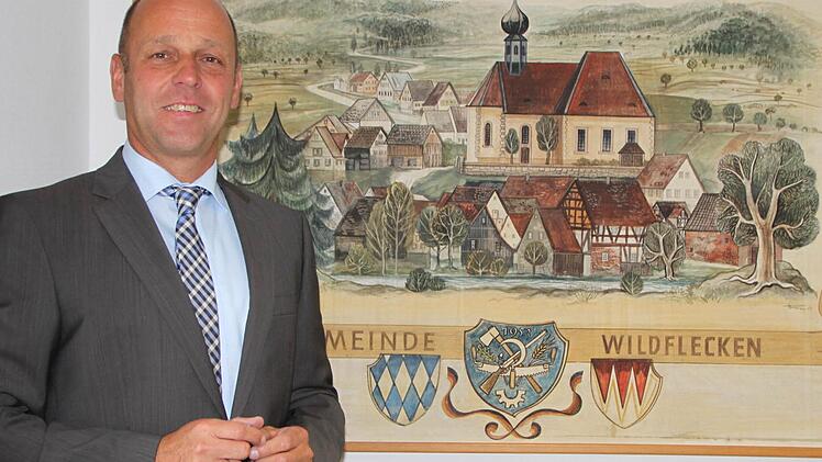 Dieses historische Bild von Wildflecken hat Bürgermeister Gerd Kleinhenz in seinem Büro aufgehängt. Foto: Ulrike Müller