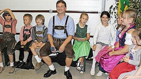 Moderator Werner Aumüller hatte die Buben und Mädchen der Steinbacher Kindersinggruppe um sich geschart.