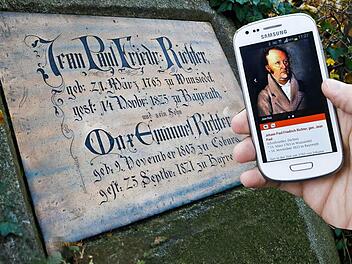 Der Bayreuther Stadtfriedhof ist einer von 37 deutschen Friedhöfen, durch den jetzt die App "Wo sie ruhen" leitet.  Fotos: Matthias Hoch