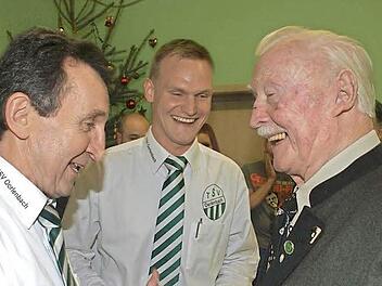 40 Jahre beim TSV: Reiner Borst (links) und Nico Rogge (Mitte) gratulieren Ronald Grämer.  Foto: Stefan Geiger