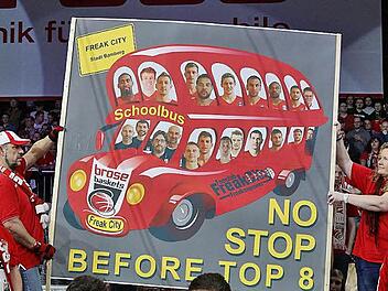 Aufgrund der Unerfahrenheit seiner Mannschaft auf Euroleague-Top-Niveau bezeichnete sich Trainer Andrea Trinchieri vor dem Start in die Top-16-Runde als Schulbusfahrer, was von den Fans beim Hinspiel gegen Barcelona mit einem schicken Plakat thematisiert wurde. Foto: sportpress