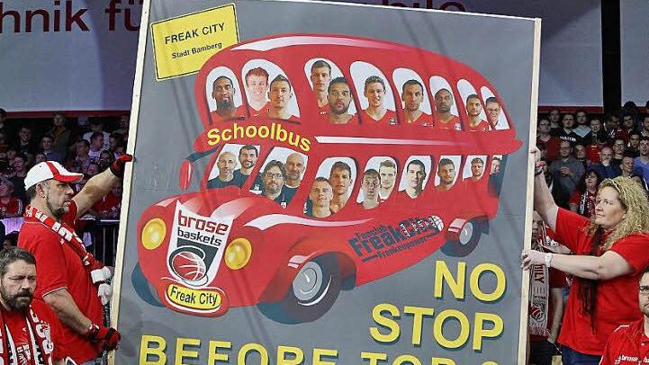 Aufgrund der Unerfahrenheit seiner Mannschaft auf Euroleague-Top-Niveau bezeichnete sich Trainer Andrea Trinchieri vor dem Start in die Top-16-Runde als Schulbusfahrer, was von den Fans beim Hinspiel gegen Barcelona mit einem schicken Plakat thematisiert wurde. Foto: sportpress