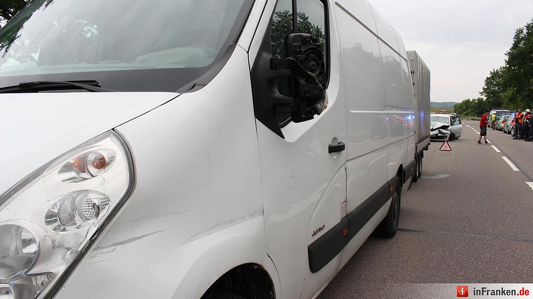 Fahrzeuge kollidieren auf Staatsstrasse