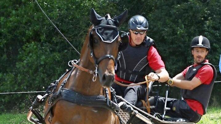 Keine Angst vor unsicherem Untergrund: Dieter Rabenstein und Beifahrer Armin Willnecker, Technischer Leiter des Turniers in Altheim und Vorsitzender der Bayerischen Fahrervereinigung, sausen mit "Lucky Lutz" durch ein Wasserhindernis.