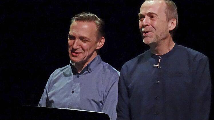 Dirk Mestmacher (links) und Stefan Kunzke beim musikalisch-literarischen Abend in der Coburger ReithalleFoto: Jochen Berger