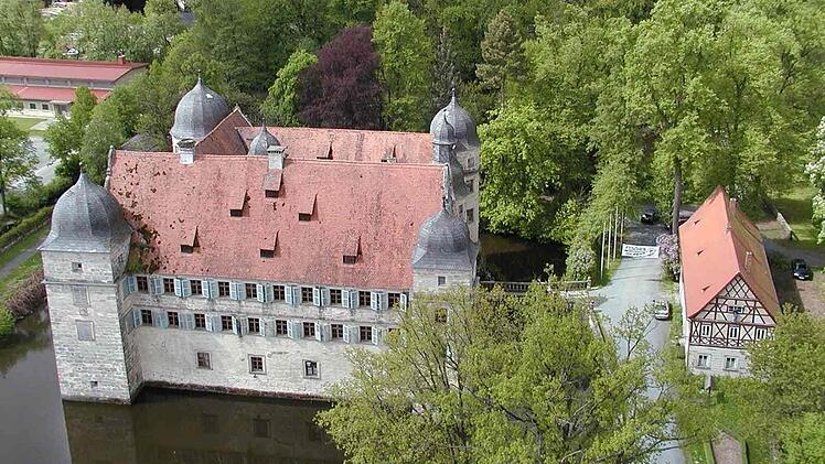 Das Wasserschloss Mitwitz sieht mit seinem Burggraben aus wie aus dem Märchen. Foto: Herbert Fischer