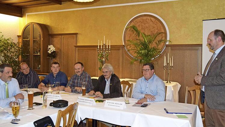 Lebhafte Diskussion beim "Agrargipfel" auf der Karolinenhöhe (von links): Michael Bienlein, Bernd Schauer, Sebastian Porzelt, Bernhard Schwab, Richard Mergner, Stefan Köhler und Oliver Kröner. Foto: Andreas Welz