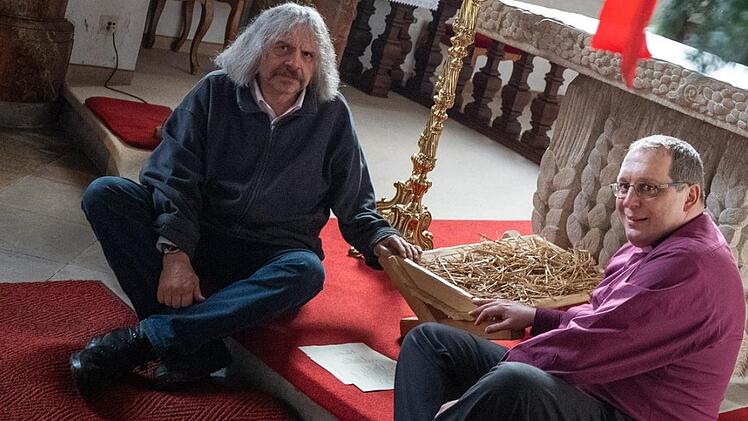 Noch ist die Krippe leer, die Pater Helmut Haagen (links) und Pfarrer Christoph Teille in der Klosterkirche Kronach nach ihrem Gespräch begutachteten. Heute Abend wird sich daran allerdings etwas ändern. Foto: Marian Hamacher