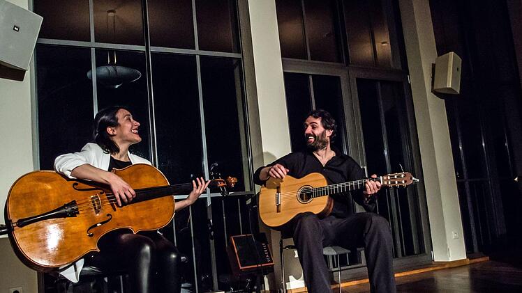 Das Duo Zaruk mit Iris Azquinezer und Rainer Seiferth begeisterte zahlreiche Zuhörer im Coburger Haus Contakt.Foto: Jochen Berger