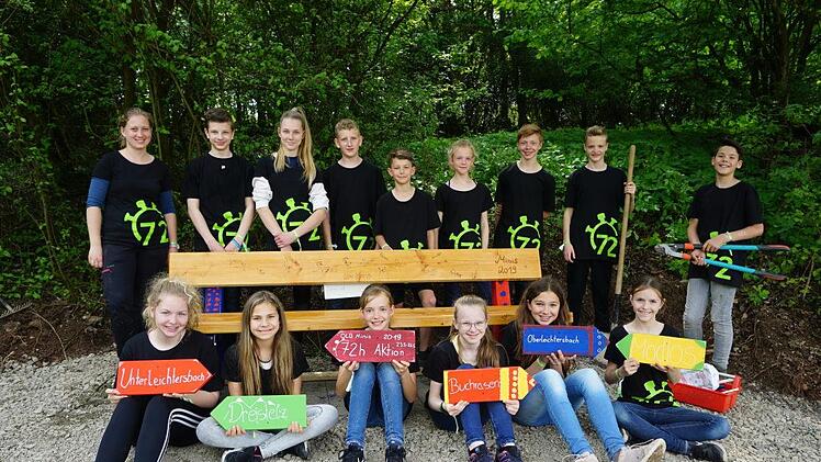 Eine Ruhebank mit Hinweisschildern zur Umgebung haben die Oberleichtersbacher Ministranten im Rahmen der 72-Stunden-Aktion aufgestellt.  Foto: Marion Eckert