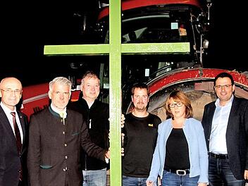 Bei der Ankunft mussten die Politiker und Funktionäre an einem Traktor mit grünem Kreuz vorbeigehen. Von links Landrat Wilhelm Schneider, MdL Steffen Vogel, BBV-Kreisobmann Klaus Merkel, Markus Schmitt, Kreisbäuerin Cäcilie Werner und MdL Martin Schöffel.  Foto: Günther Geiling