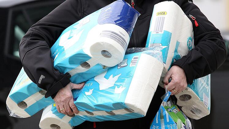 Wer hätte bis vor Wochen gedacht, dass Klopapier und Küchenrollen mal so begehrt sein würden?   Foto: Traut/dpa