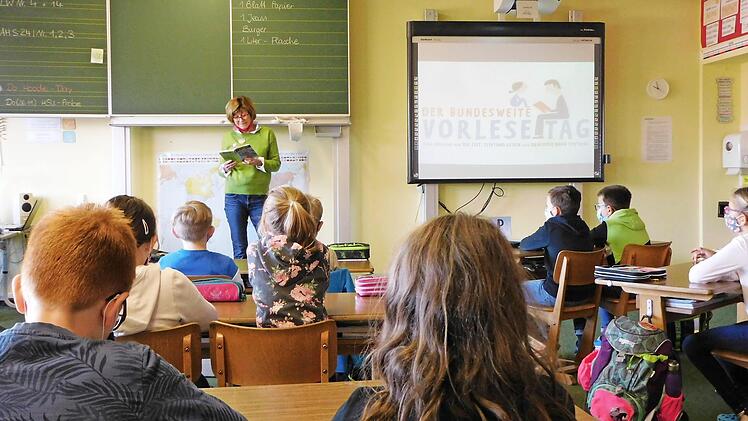 Vom "Angriff der Wolkendrachen" las Barbara Geyer den Viertklässlern vor. Foto: Klaus Klaschka