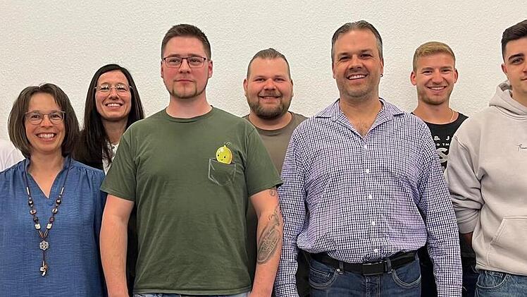 Das neue Team der Feuerbergmusikanten (von links): Die drei Vorsitzenden Kilian Söder, Susanne Wehner und Miriam Voll sowie Marcel Voll, Florian Söder, Dominik Schäfer, Jonas Dieling und Sebastian Iff.