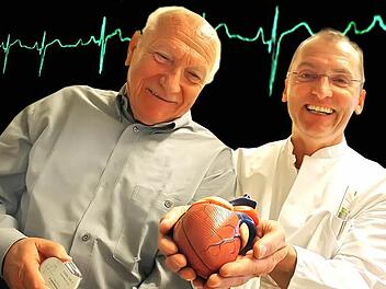 70 bis 100 Defibrillatoren implantiert das Team von Dr. Karmann (r.) in Kitzingen durchschnittlich pro Jahr.  Foto: Diana Fuchs