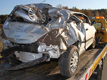 Der Opel ist nur noch Schrott.  Fotos: Jürgen Gärtner