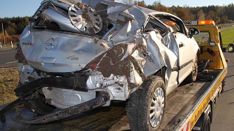 Der Opel ist nur noch Schrott.  Fotos: Jürgen Gärtner