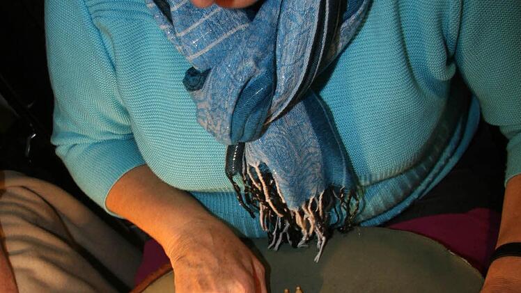 Eva Schulz zeigt im Martin-Luther-Haus die Kunst des Klöppelns.