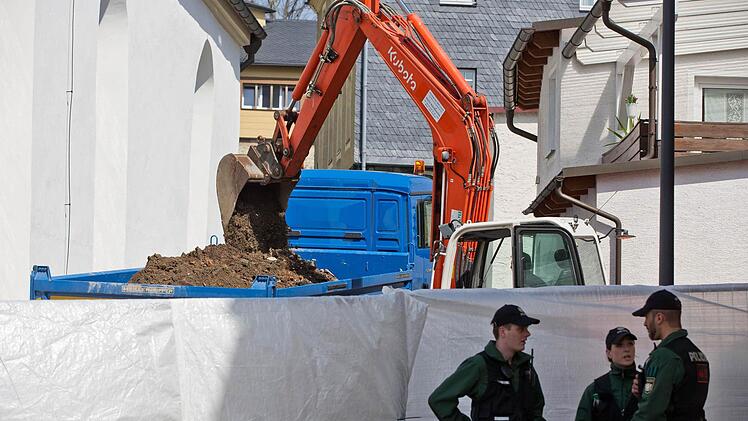 Mehrere Laster mit Tonnen an Erdaushub verließen gestern die Hofeinfahrt des Anwesens am Marktplatz 33 in Lichtenberg. Das Erdreich wird in der Nähe gelagert und von Spezialisten der Kripo untersucht. Heute sollen die Grabungsarbeiten fortgesetzt werden. Foto: dpa