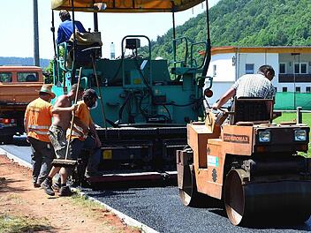 Bei rund 40 Grad kamen die Bauarbeiter an der Trebgaster Schulsportanlage ganz schön ins Schwitzen. Fotos: Dieter Hübner